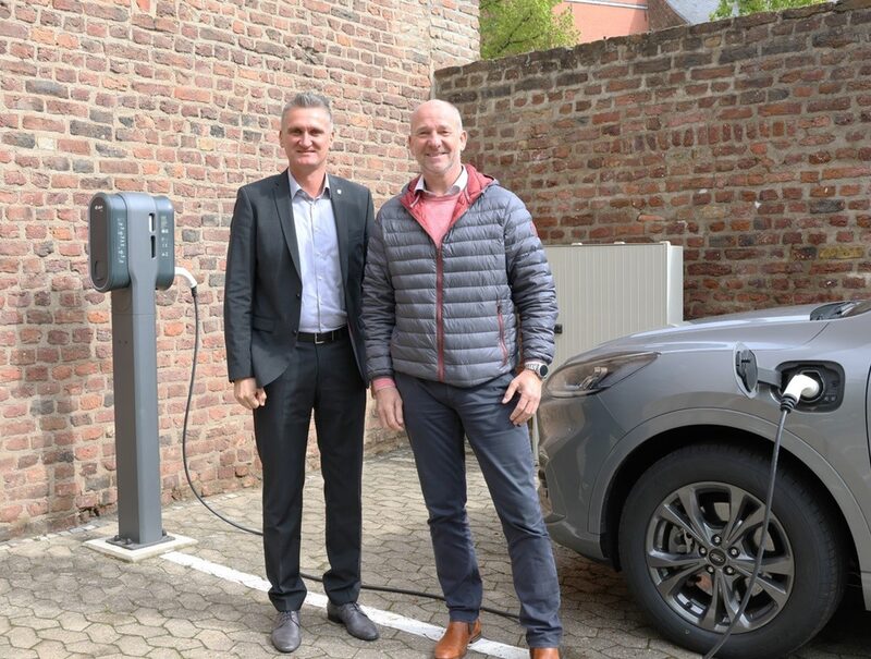Bürgermeister Frank Rombey und Achim Diewald, Kommunalbetreuer der Westenergie freuen sich über neue E-Ladesäulen